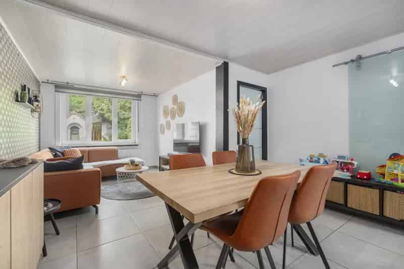 Instapklare woning Schellebelle nabij dorp station winkels
