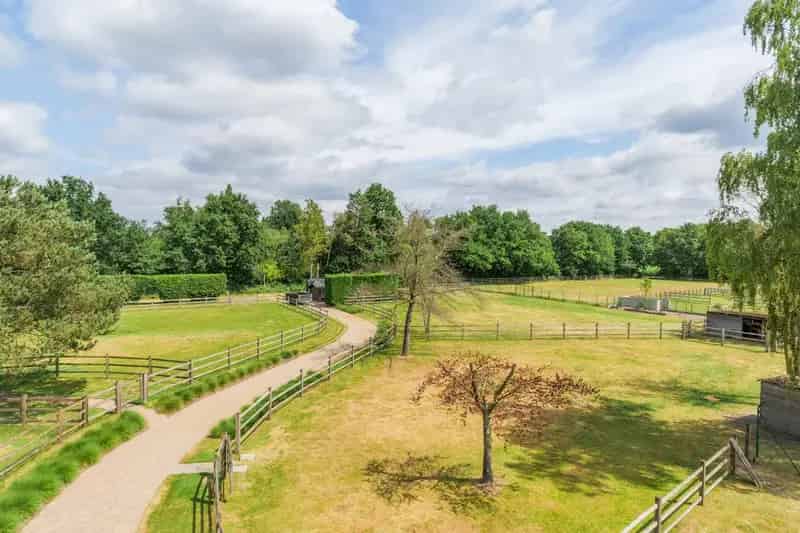 Villa te koop Geel: Praktijkruimte, Weilanden & Zwemvijver