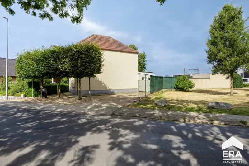 Huis te koop in Mol: Instapklare woning met zwembad