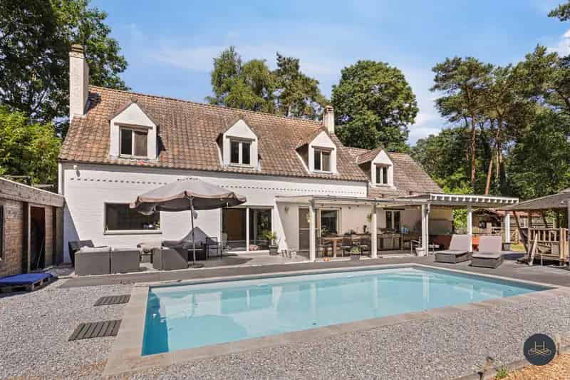 Unieke gerenoveerde villa in het groen met zwembad