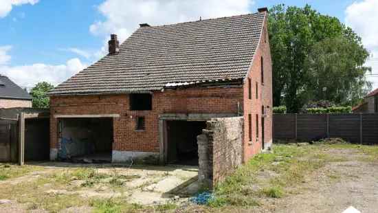 Af te werken woning met 3 slaapkamers op mooi perceel