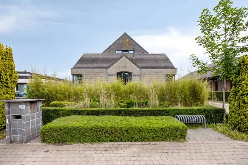 Villa met praktijkruimte te Geel