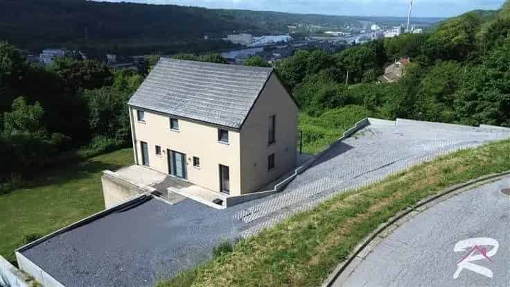 Huis Te Koop: Moderne Villa 4 Gevels met Grote Tuin