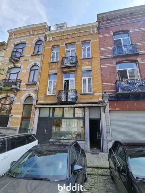 Huis met 2 Verdiepingen te Regulariseren tot Handelspand en Studio's