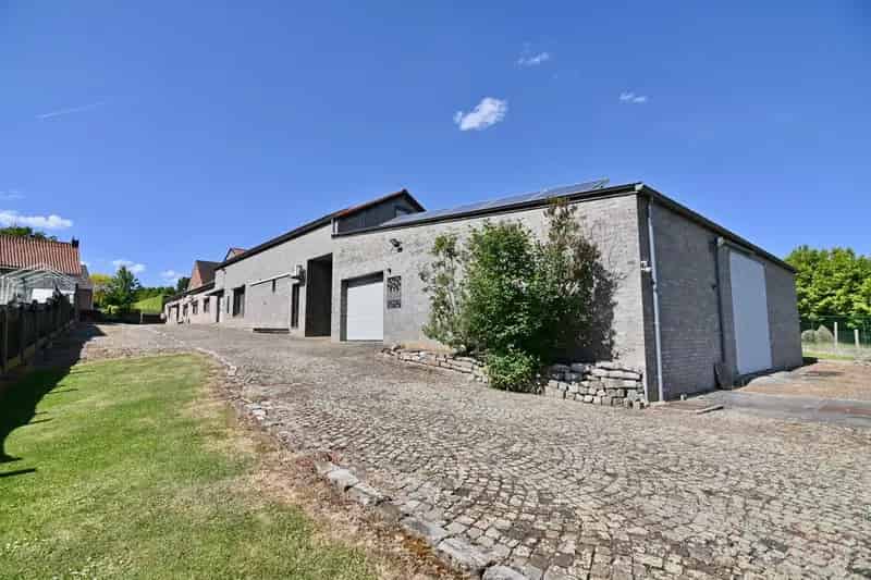 Ruime woning met 3 slaapkamers met uitbreidingsmogelijkheden. Achterliggend 3 garages en loods in Sint-Truiden