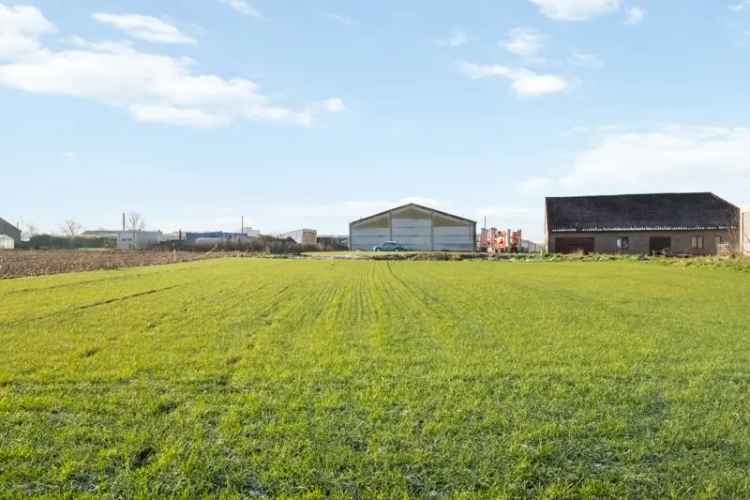 Te koop ruime landelijke villa in Staden met groot perceel en loodsen