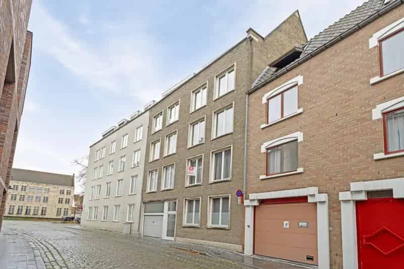 Appartement te koop Brugge: 2 slaapkamers, te renoveren