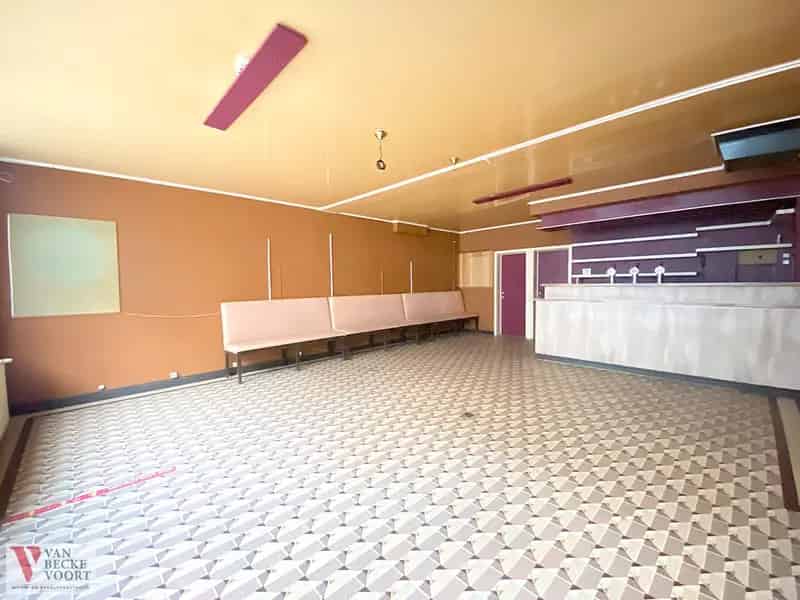 Handelspand met bovenwoning te renoveren of nieuwbouw