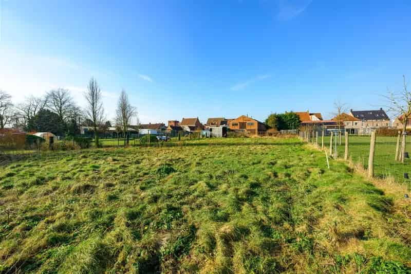 Ruime Handelswoning met Loods en Stal te Huur