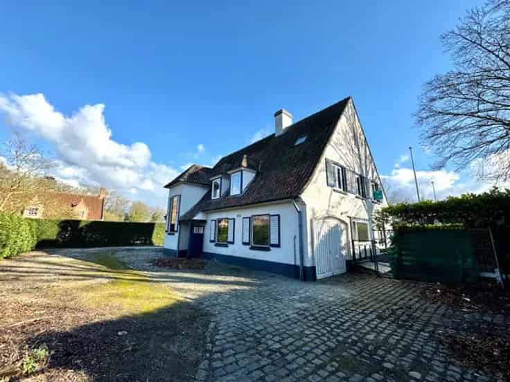 Villa Te Koop: 6 slaapkamers, 370m², Tuin, Garage