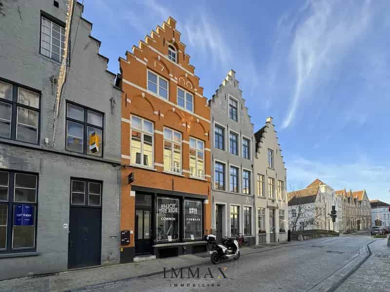 Gerenoveerde Herenwoning met Winkel en Duplex Appartement te Brugge
