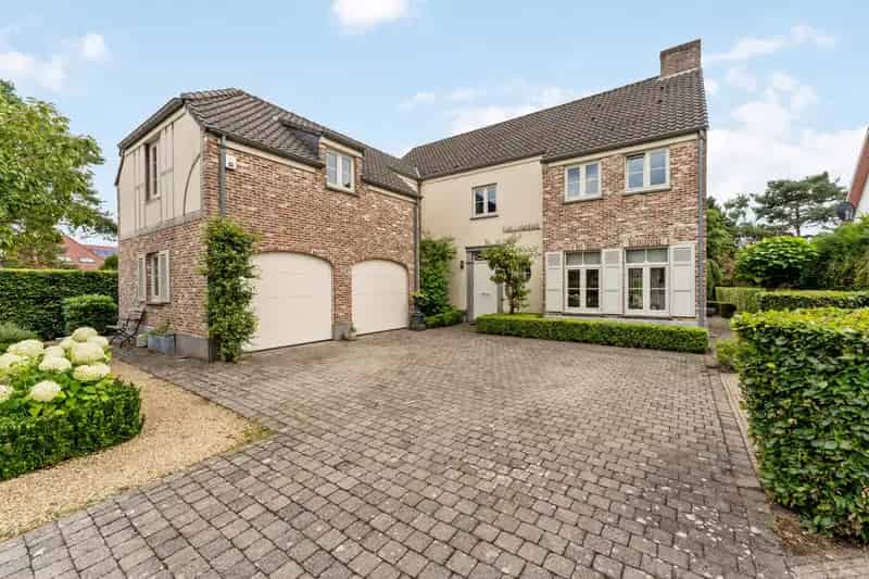 Huis te huur: Prachtige villa met 6 slaapkamers en grote tuin