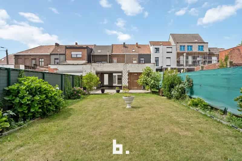 Huis te Koop Kortrijk: Gezinswoning met Tuin Garage en Oprit