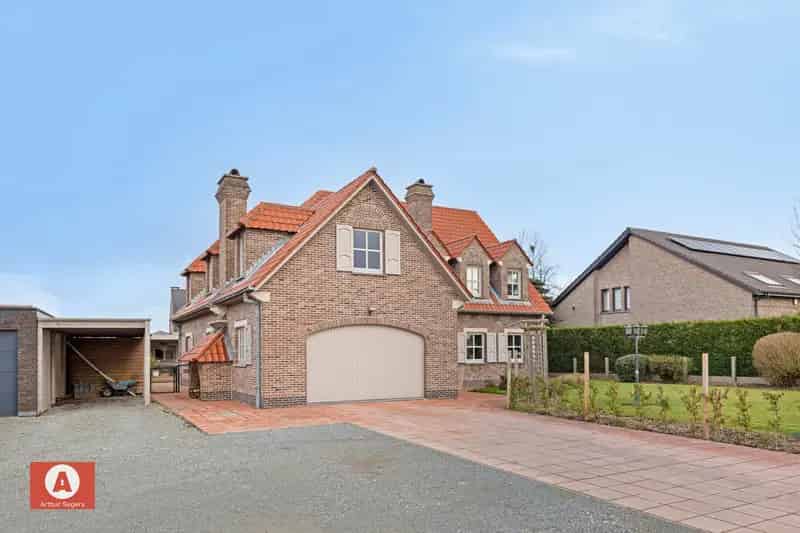 Ruime open bebouwing met 4 slaapkamers op 10 are