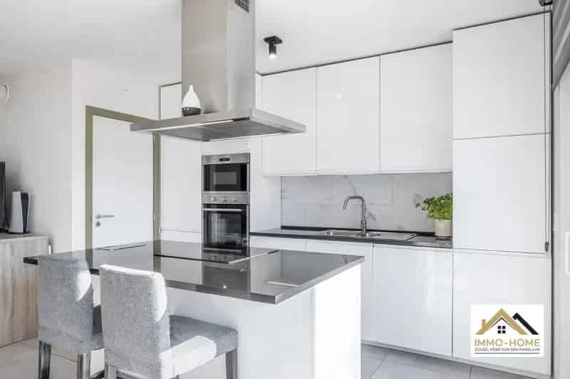 Moderne Jonge Woning Zelezate Overdekte Parking