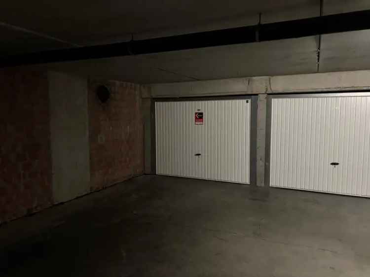 Te koop garage Oostende met praktische parkeeroplossing nabij de zee