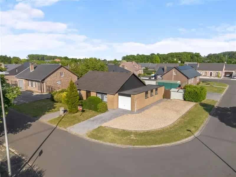 Gelijkvloerse woning met garage en grote tuin te Sint Truiden