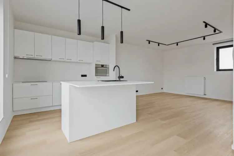 Penthouse met 4 slpks en 2 badkamers en 4 staanplaatsen te koop op toplocatie!