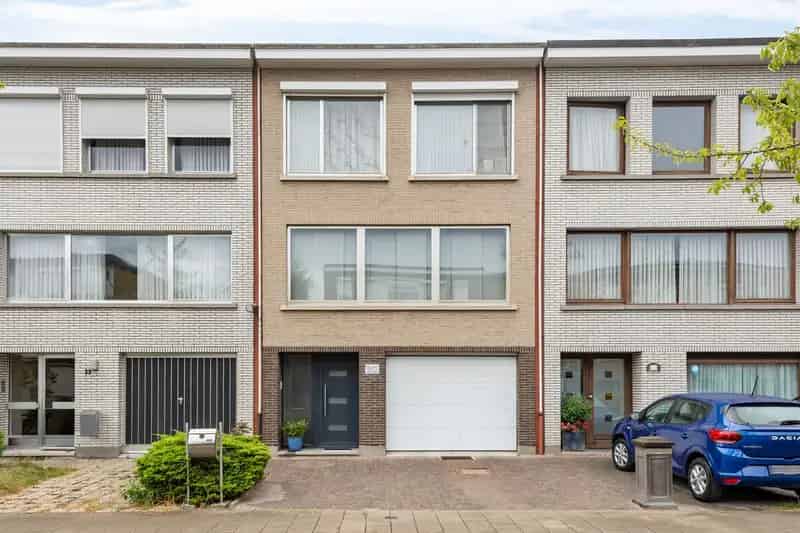 Prachtige bel-étage met 3 slaapkamers en ruime tuin in residentiële wijk!