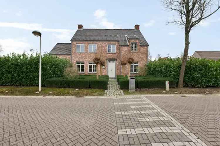 Ruime, charmante, alleenstaande woning met tuin te koop op toplocatie te Ranst