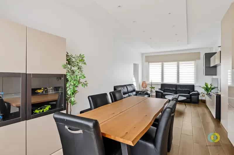Gerenoveerde woning met extra bouwgrond en diepe tuin