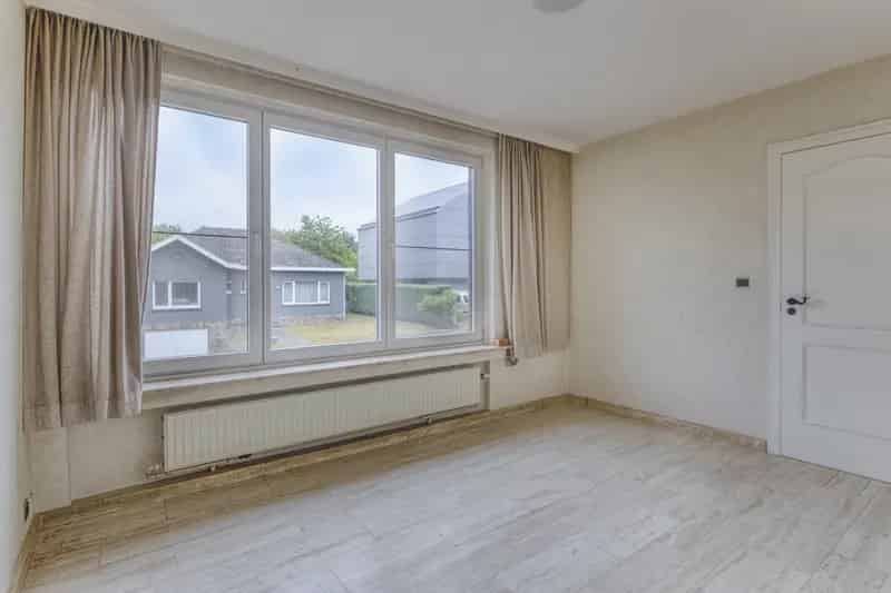 Huis te koop: Ruime villa met 4 slaapkamers en bureel