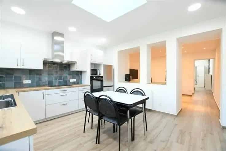 Te renoveren Huis met Studio 5 slaapkamers