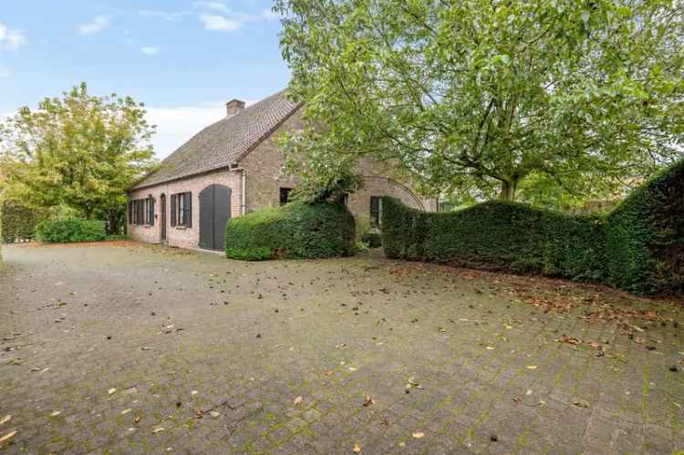 Ruime gezinswoning met 7 slaapkamers op riant perceel van 1380 m²