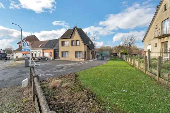 Gerenoveerde 3-gevel op strategische locatie met bijgebouw en ruime tuin