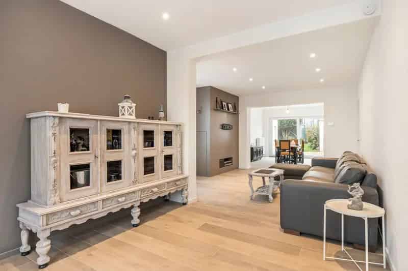 Huis te huur: Gerenoveerde woning met garage en magazijn