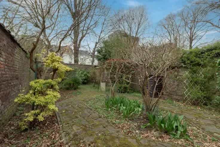 Huis Te Koop: Gezinswoning met Tuin en Meerdere Slaapkamers