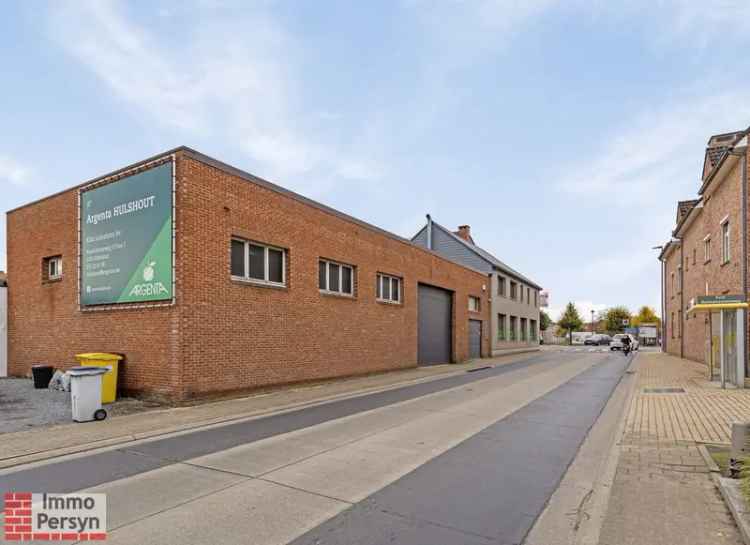 Opbrengsteigendom met horecazaak, appartement en ruime loods op toplocatie in Westmeerbeek