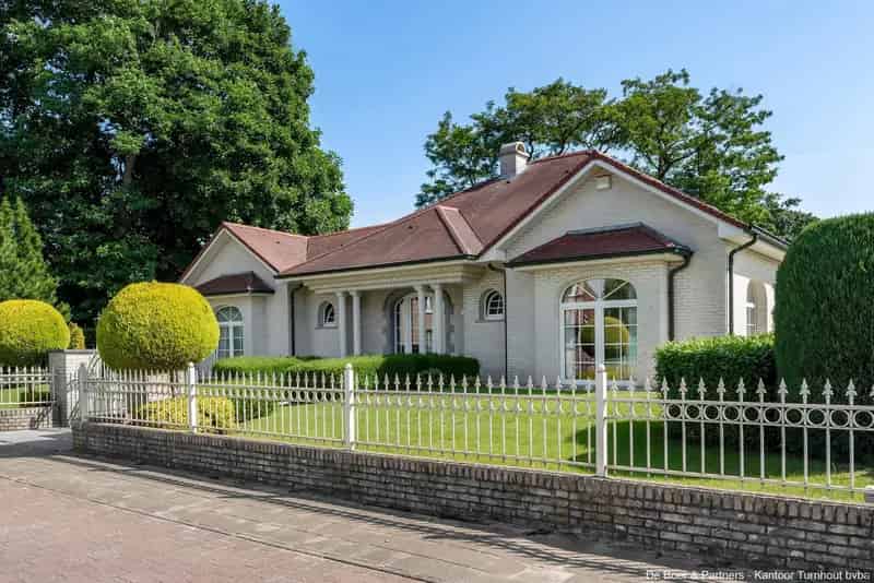 Villa te koop 3 slaapkamers 2 badkamers bijgebouw tuin