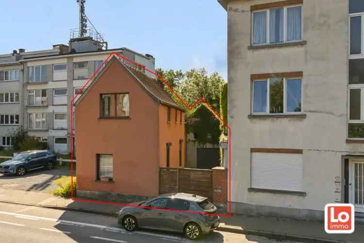 VERKOCHT! Leuke te renoveren stadswoning met afzonderlijke garage gelegen op een top locatie in Sint-Amandsberg!