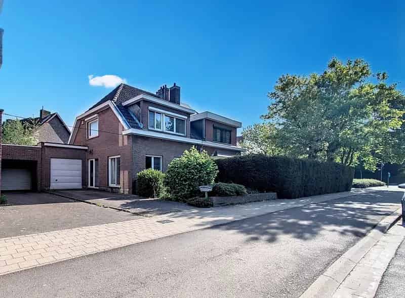Huis te koop Edegem Mortsel: te renoveren halfopen bebouwing