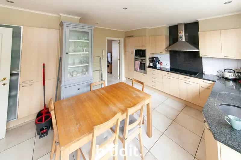 Bel-étage woning Ronse: Tuin Garage Kelder