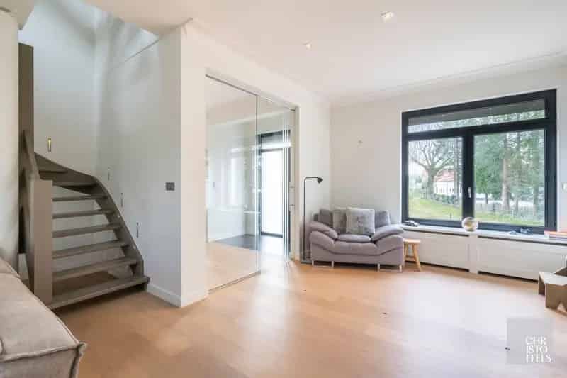 Gerenoveerde Villa 362m2 met Poolhouse 239m2 Opoeteren
