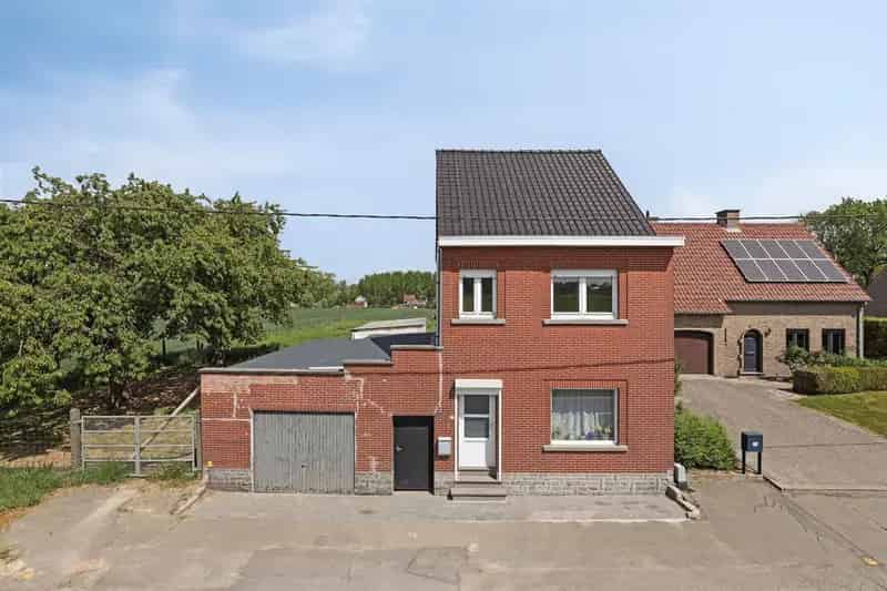Verder te renoveren woning met grote tuin!
