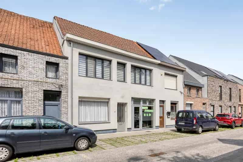 Ruime woning met tuin en handelsruimte in Lokeren