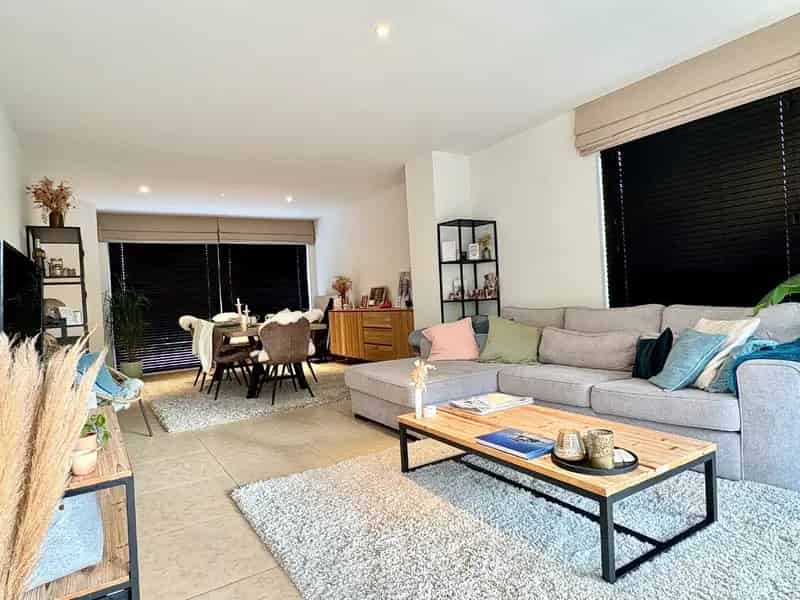 Rustig gelegen villa met 5 slks, groene verzichten en mogelijkheid tot gelijkvloers wonen.