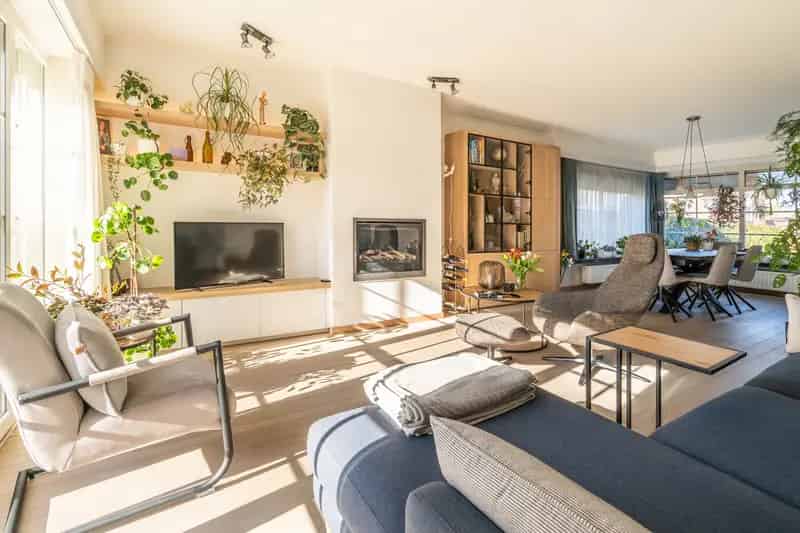 Zeer Goed Gerenoveerde Open Bebouwing met 3 slaapkamers