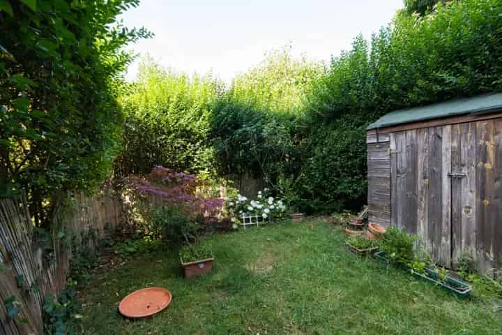 Te renoveren gezinswoning met studio en 2 appartementen