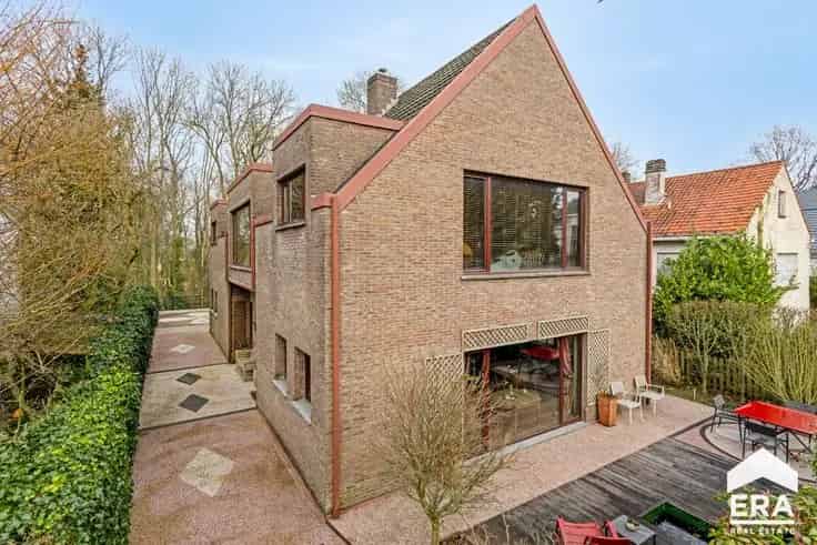 Villa Te Koop 5 Slaapkamers Residentiële Wijk