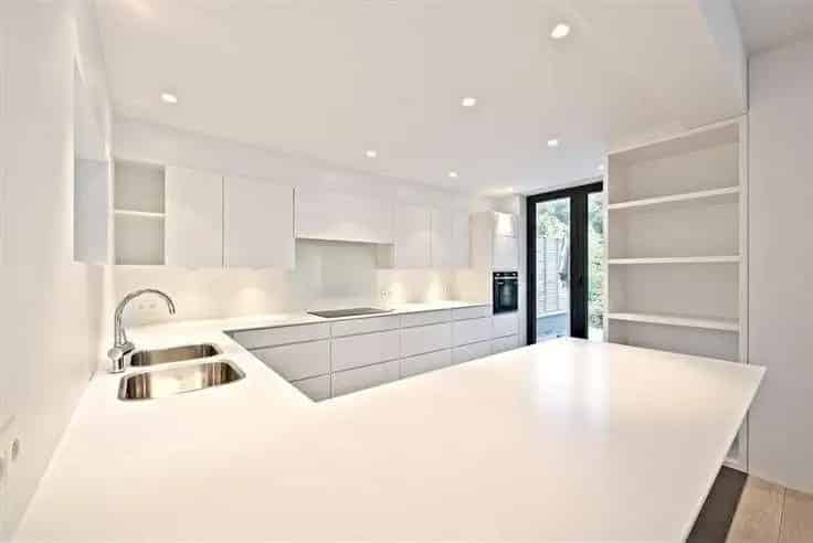 Huis Te Koop: 266m² Villa met Rieten Dak Nabij Lycée Français