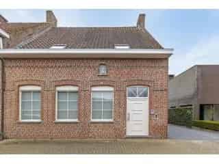 Halfopen bebouwing te Oekene nabij Roeselare