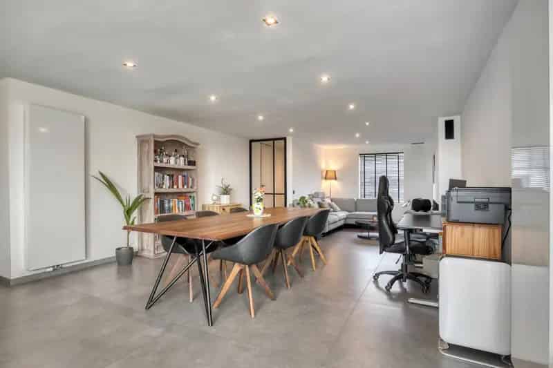 Huis te Ruddervoorde: Instapklare woning met stijlvolle afwerking en nieuwbouwdeel