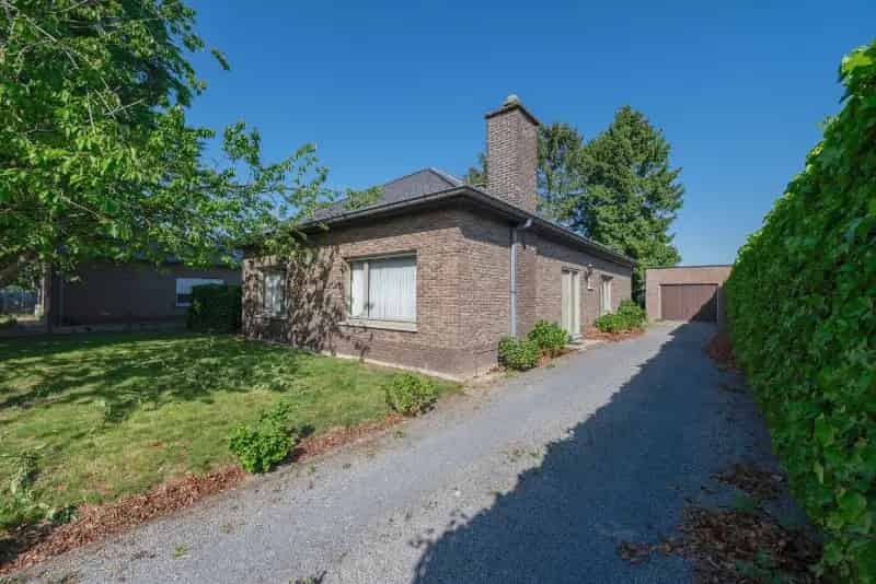 Huis te koop: Op te frissen bungalow met 3 slaapkamers en tuin