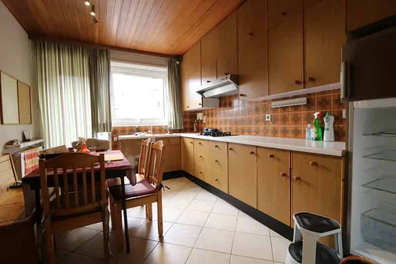 Ruime woning 5 slaapkamers garages werkplaats