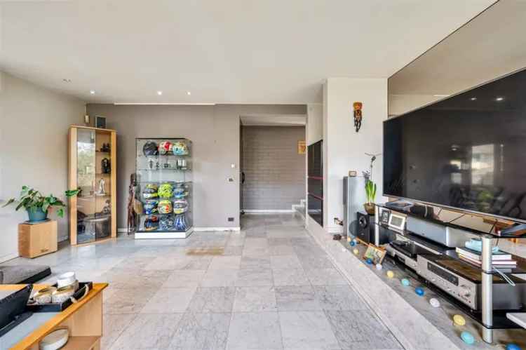 Ruime Open Bebouwing met Zwembad te Koop