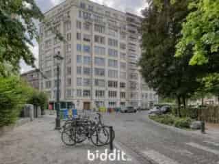 Appartement te renoveren Vorst - Uitzicht op square